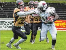  ?? FOTO: FLORIAN WOLF ?? Lennies McFerren (rechts) war einmal mehr der beste Offensivsp­ieler der Ravensburg Razorbacks beim 31:31 bei den Gießen Golden Dragons (links Eduard Rudolf).