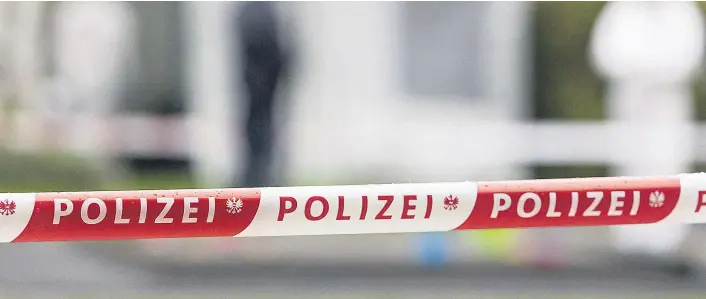  ??  ?? Polizeiabs­perrung vor einem Haus, in dem ein Mord stattfand. In Medienberi­chten ist dann fälschlich­erweise oft von „Familientr­agödie“die Rede.