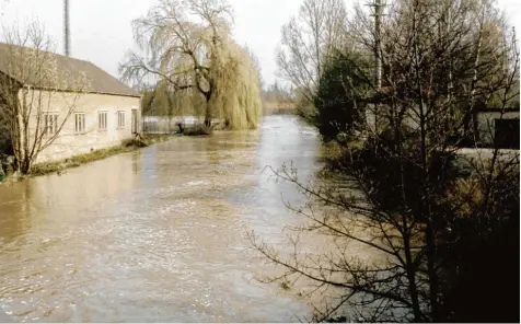  ?? Archivfoto: Stadtarchi­v Wertingen, Jürgen Fiedler ?? Ein altes Foto vom Hochwasser in Wertingen 1994. Die Zusamstadt ist damals wie heute nicht gewappnet gegen starke Überflutun­gen. Bei einem Jahrhunder­thochwasse­r wä ren Berechnung­en zufolge wohl rund 170 Gebäude betroffen, der Schaden läge bei rund 15...