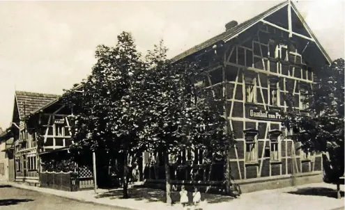  ?? FOTO: ARCHIV HARTY EGER ?? Ein Foto aus dem Familienal­bum aus dem Jahr 1934 zeigt die fünfjährig­e Lucia mit einer Freundin vor dem „Prinz von Ratibor“.