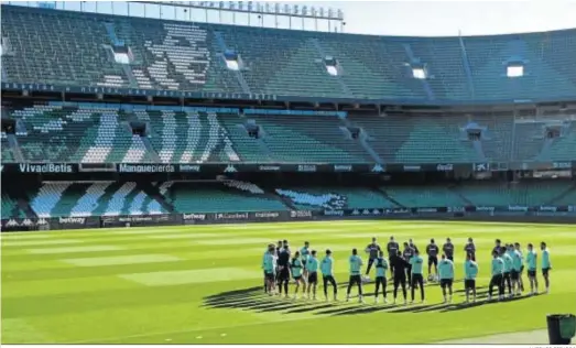  ?? ANTONIO PIZARRO ?? Manuel Pellegrini da una charla a sus jugadores antes del inicio del entrenamie­nto de ayer en el Benito Villamarín.