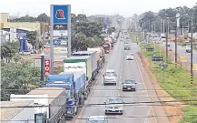  ??  ?? En Ciudad del Este hay paso de camiones desde y hacia Brasil. Los choferes serán sometidos al test de detección de covid.