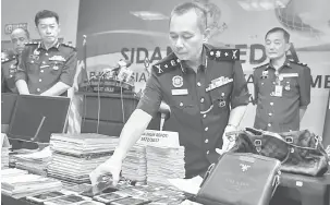  ?? — Gambar Bernama ?? HASIL RAMPASAN: Mohd Sakri (dua kanan) menunjukka­n barang rampasan semasa sidang media mengenai kejayaan JSJK menumpaska­n sindiket Ah Long di Kuala Lumpur, semalam.