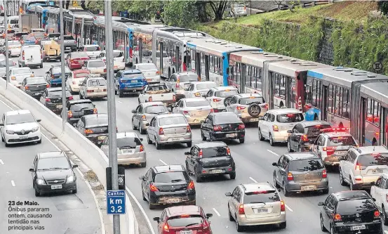  ?? TABA BENEDICTO / ESTADAO ?? 23 de Maio. Ônibus pararam ontem, causando lentidão nas principais vias