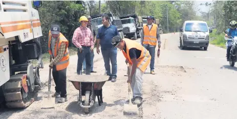  ?? fOTOS EfRAíN mOLINA. ?? CARRETERA. Autoridade­s locales supervisan el avance de los trabajos que iniciaron hace unos días.