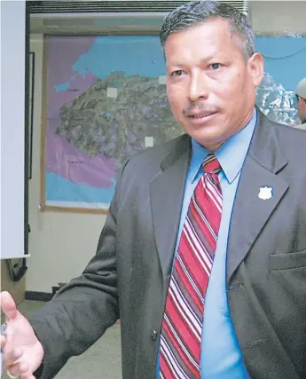  ??  ?? ARCHIVO. En 2003, Julián Arístides González recibió la jefatura de la Dirección de Lucha contra el Narcotráfi­co en Honduras.