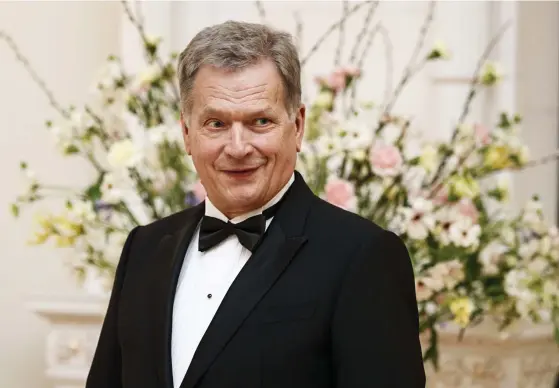  ?? FOTO: LEHTIKUVA/RONI REKOMAA ?? President Sauli Niinistö åtnjuter stor uppskattni­ng över de politiska skiljelinj­erna. Under sin tidigare politiska karriär var han inte alls lika populär som i dag.