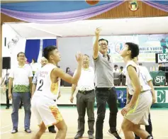  ??  ?? SPRITZER CUP: Frankie Poon does the jump ball to get things going at the 25th Spritzer Cup U-15 Youth Basketball Tournament at the Kota Kinabalu Community Hall on Monday night.