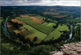  ??  ?? Les collines et rivières sont prisées des randonneur­s, kayakistes et pêcheurs.