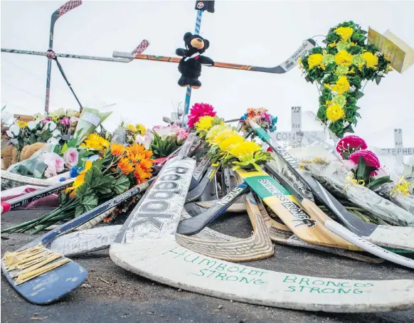  ?? BRANDON HARDER ?? Part of the memorial at the intersecti­on of highways 35 and 335, north of Tisdale, marks the location of the April 6 collision.