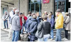  ??  ?? Les visiteurs réunis autour de Gwénola Prié-Guérin, samedi après-midi.