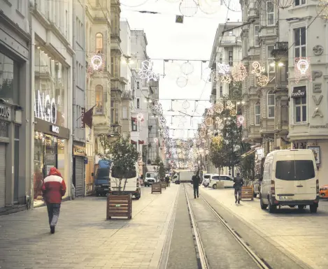  ??  ?? Stores seen closed during the partial weekend curfew, on İstiklal Avenue, Istanbul, Turkey, Nov. 21, 2020.