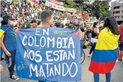  ?? Foto: Efe ?? Un hombre sostiene una pancarta durante una manifestac­ión en contra del gobierno en Cali.