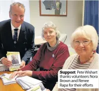  ??  ?? Support Pete Wishart thanks volunteers Nora Brown and Renee Rapa for their efforts