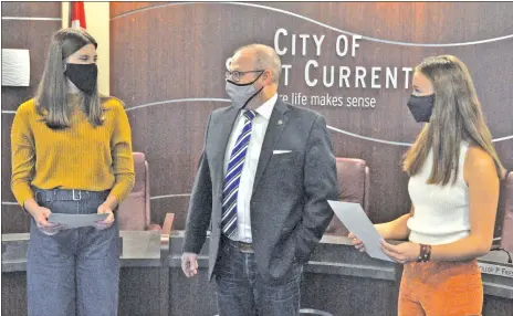  ?? Photo by Matthew Liebenberg/Prairie Post ?? Swift Current Mayor Denis Perrault speaks with The Duke of Edinburgh’s Internatio­nal Award bronze level recipients Eve (at left) and Alexandria Boss during a presentati­on ceremony at City Hall, Oct. 7.