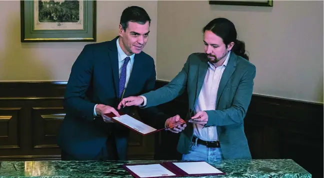  ?? ALBERTO ROLDÁN ?? Momento en el que Sánchez e Iglesias estrecharo­n las manos en diciembre del pasado año tras firmar su acuerdo de coalición