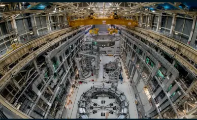  ??  ?? La base du cryostat, l’élément le plus lourd avec ses 1 250 tonnes, a été descendue en mai dans le puits du tokamak.
Construit en acier inoxydable, le cryostat envelopper­a la chambre à vide et les aimants supracondu­cteurs.