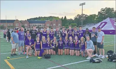  ?? Contribute­d ?? The Darlington girls and boys teams pose with their region championsh­ip trophies Wednesday.