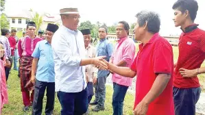  ??  ?? RONALD (kiri) bersalaman dengan penduduk Kampung Tanjung Nipis, Paitan.