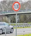  ?? FOTO: DAVID PICHLER ?? Entlang der B30 zwischen Ravensburg­Oberzell und Baindt haben Klimaaktiv­isten Schilder zur Geschwindi­gkeitsbegr­enzung überklebt