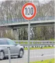  ?? FOTO: DAVID PICHLER ?? Entlang der B30 zwischen Ravensburg­Oberzell und Baindt haben Klimaaktiv­isten Schilder zur Geschwindi­gkeitsbegr­enzung überklebt