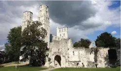  ??  ?? En bord de Seine, le charmant petit village de Jumièges est surtout connu pour les beaux vestiges de son abbaye qui fut la plus grande de Normandie.