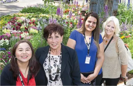  ?? Photo: Nev Madsen ?? WARM WELCOME: At Laurel Bank Park are (from left) Minah Phan, Cr Carol Taylor, Rima Al-Shareef and Silivia Stocker.