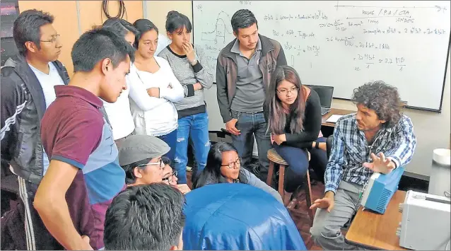  ?? GENTILEZA: PROYECTO ESCARAMUJO ?? EXPERIENCI­A UNICA. El físico y profesor Federico Izraelevit­ch, investigad­or del Instituto de Tecnología Nuclear de la Unsam, capacitó a estudiante­s de toda la región.