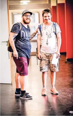  ??  ?? Ein gut funktionie­rendes Team: Schulbegle­iter Stefan Pannenbeck­er (34) und Leo (13), der die Justus-Liebig-Realschule besucht.