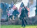  ??  ?? Simpatizan­tes del presidente Donald Trump y partidario­s de antifa chocan con la Policía en terrenos del Capitolio en Olympia