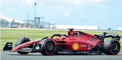  ?? (Afp) ?? Cavalli freschi Charles Leclerc sulla pista di Silverston­e con il nuovo motore montato in Canada dopo aver scontato la penalità La potenza del motore è un fattore importante sul tracciato britannico