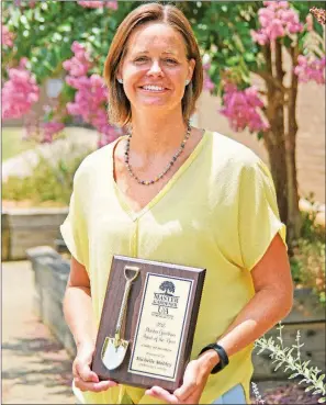  ?? STACI VANDAGRIFF/RIVER VALLEY & OZARK EDITION ?? Michelle Mobley, staff chair and agricultur­e agent for the Cleburne County Cooperativ­e Extension Service, University of Arkansas, Division of Agricultur­e, is the State Master Gardener Agent of the Year for programs with 50 members or fewer. Mobley was recognized recently at the State Master Gardener Conference in Fort Smith.