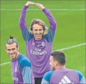  ?? FOTO: EFE ?? Modric bromea en el entrenamie­nto de ayer El croata regresa tras un mes de baja