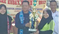  ??  ?? ABDUL Mijul (tengah) menyampaik­an piala pusingan kepada pemenang.