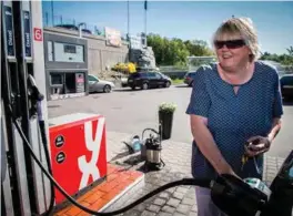 ?? FOTO: TORMOD FLEM VEGGE ?? Gudrun Besteland Stray er klar over at drivstoffp­risene er høye, men bryr seg ikke noe videre om det.