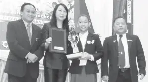  ??  ?? DESTINY dari SK Pekan Beluran menerima sijil dan hadiah daripada Linda sambil ditemani oleh Junaidi dan Junggal.