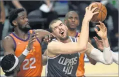  ??  ?? Ivica Zubac (Clippers) es defendido por Deandre Ayton (Suns).