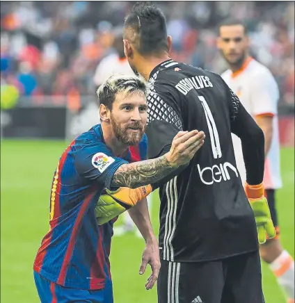  ?? FOTO: PERE PUNTÍ ?? Messi le marcó un doblete a Diego Alves, uno de ellos de penalti que supuso además el gol del triunfo azulgrana