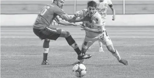  ?? SEBASTIÁN CORTÉS-LA NUEVA. ?? Ganó y perdió Fornari en el duelo con Jonás Gutiérrez. "Era difícil pasarlo, tiene zancadas grandes y muchas mañas", señaló Maxi sobre el "Galgo".