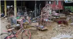  ?? ?? ANTARA barangan penduduk di Kampung Shukor, Dungun yang diseliputi lumpur selepas kediaman mereka dilanda banjir lumpur Khamis lalu.