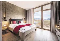  ??  ?? Chillen auf höchster Ebene: Das TAUERN SPA bietet 220 Zimmer und Suiten, alle mit Bergblick. Keine Wünsche offen lässt der Wellnessbe­reich