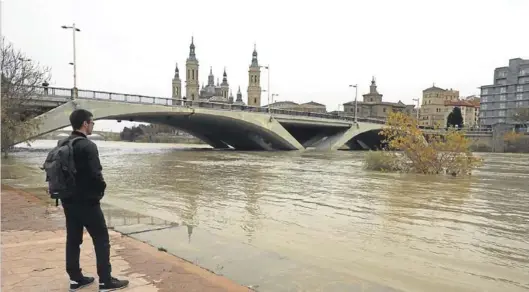  ?? ÁNGEL DE CASTRO ?? Aspecto que presentaba el Ebro a medidodía de ayer a su paso por la zona del Club Natación Helios. El agua invadió la orilla pero no causó daños.