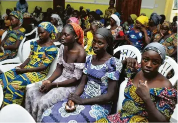  ?? Foto: Olamikan Gbemiga, dpa ?? Diese als Chibok-Mädchen bekannt gewordenen Schülerinn­en waren nach mehr als drei Jahren aus der Gewalt der islamistis­chen Terrormili­z Boko Haram freigekomm­en.