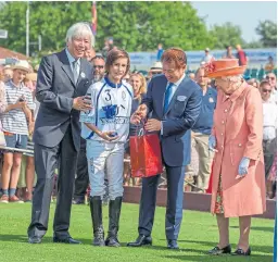  ?? LA DOLFINA ?? poroto Cambiaso, con su trofeo y la monarca británica