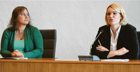  ?? Foto: Ulrich Wagner ?? Oberbürger­meisterin Eva Weber (CSU, rechts) und die designiert­e Bürgermeis­terin Martina Wild (Grüne) sind die führenden Köpfe der neuen Augsburger Stadtregie­rung. Am Montag ist die erste Sitzung des Stadtrates.