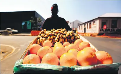  ?? Picture: Gallo Images ?? FRUIT ON YOUR DOORSTEP. A street vendor in Marshall Street in Johannesbu­rg.