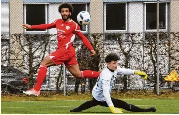  ?? Foto: Walter Brugger ?? Gilchings Torjäger Ramon Adofo (links) zeigte sich treffsiche­r und überwand FCG Torhüter Dominik Dewein unmittelba­r vor dem Pausenpfif­f zum 2:0. Ähnliche Chancen auf der Gegenseite ließ der FCG ungenutzt.