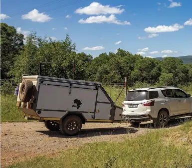  ??  ?? TAKE IT EASY. A gravel road leads to Doorndraai but it should be okay if you drive slowly when towing a regular road caravan. Call ahead to find out what the condition of the road is if you have any doubts.