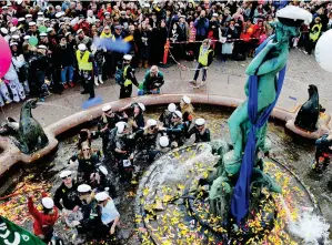  ?? FOTO: Laura MendeLin/HBL-arkiv ?? Sådana här festbilder är vi vana att se från valborgsfi­randet i Helsingfor­s, en ren folkfest och trängsel kring Havis Amanda. Så inte i år.