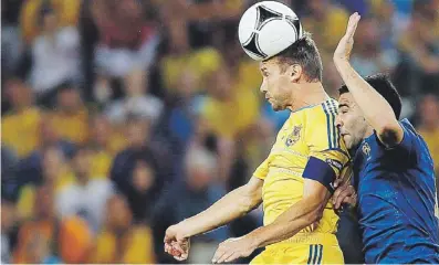  ??  ?? EL JUGADOR de la selección ucraniana de fútbol Andriy Shevchenko (izquierda) es vital en el choque contra Inglaterra.